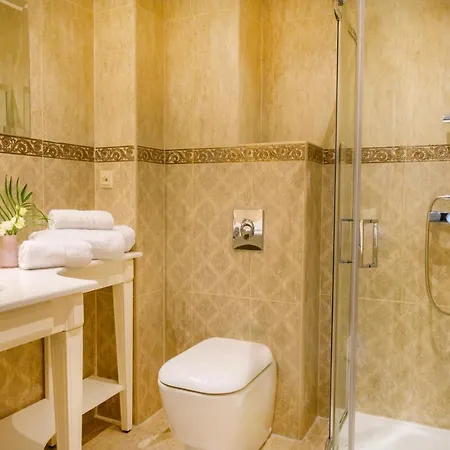 Отель Emerald 4*